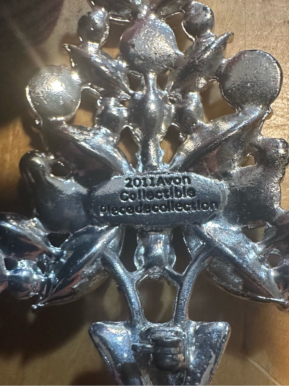 Avon 2011 Christmas Tree Brooch - Picture 4 of 4